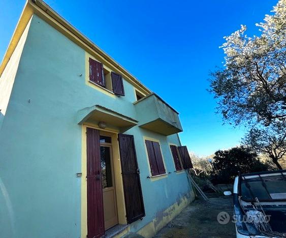 Casa indipendente con terreno fronte strada