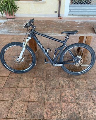 Bici Mountain Bile Canyon Nerve con telaio rotto
