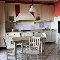 Cucina marca "Gatto" lineare color avorio.