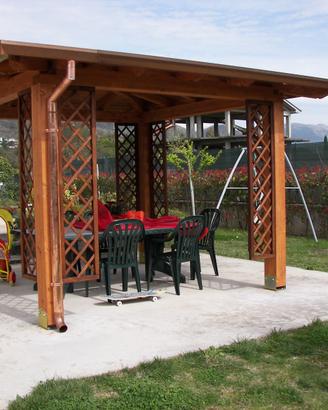 Gazebo in legno lamellare in kit di montaggio