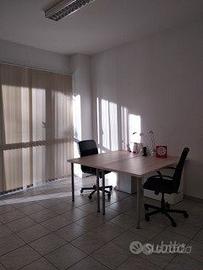 Luminoso Ufficio Arredato