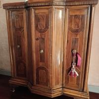 mobile antico con ante