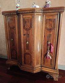 mobile antico con ante