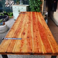 Tavolo di design in legno massello e ferro