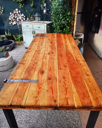 Tavolo di design in legno massello e ferro