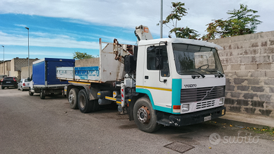 Volvo Fl10 scarrabile con gru