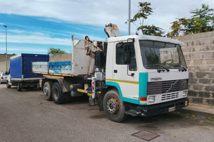 Volvo Fl10 scarrabile con gru