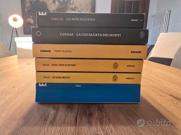 Saga Commissario Adamsberg - Fred Vargas 8 romanzi