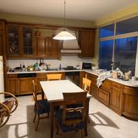 cucina in massello con tavolo e sedie