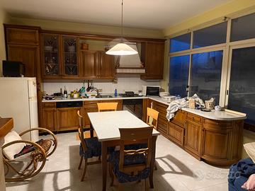 cucina in massello con tavolo e sedie