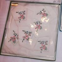 fazzolettini donna ricamati a mano