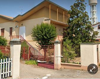 Villa singola con giardino, garage e rustico