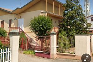 Villa singola con giardino, garage e rustico