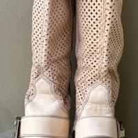 Stivali in pelle traforata con cinghia amovibile