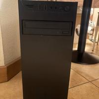 PC Fisso con mouse e tastiera  prezzo trattabile 