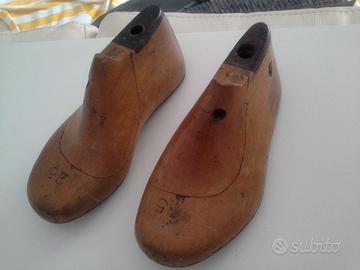 coppia di vecchie forme in legno per scarpe n.25