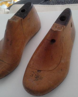 coppia di vecchie forme in legno per scarpe n.25