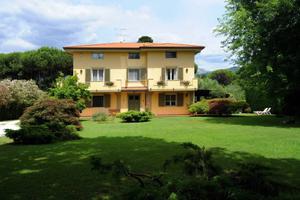 Villa di 450 m² con più di 5 locali a Massa