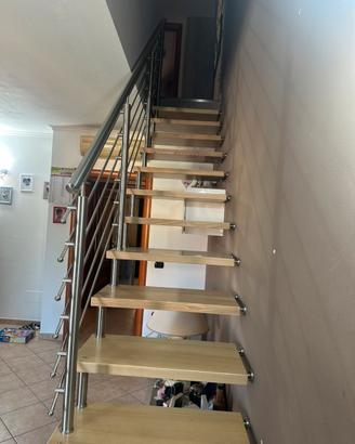 Scala moderna per interni a giorno
