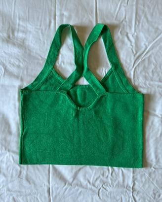 Top corto verde con spalline incrociate