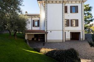 Villa di 355 m² con più di 5 locali e box auto dop