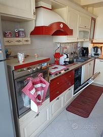 cucina completa di tavolo,sedie e frigorifero