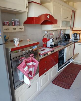 cucina completa di tavolo,sedie e frigorifero