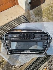 Griglia anteriore Audi A3 8V radar  "danneggiata"