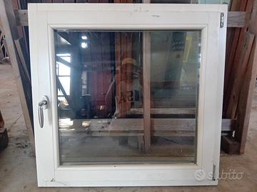 Finestra bianca in legno ad 1 anta con ribalta 