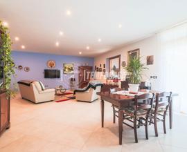 Casa Libera su Tre Lati con Ampio Garage e Cortile