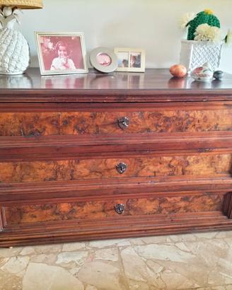 Cassettone in radica di noce del 1600