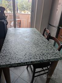 Tavolo allungabile e quattro sedie 