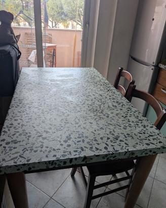 Tavolo allungabile e quattro sedie 