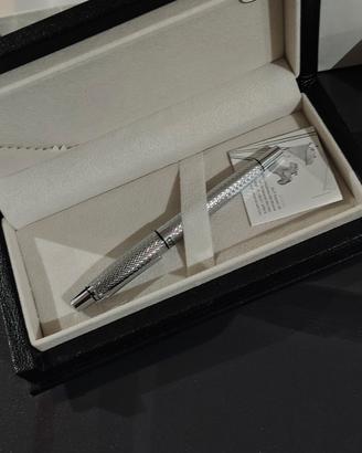 Cofanetto per scrivania con penna.