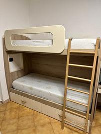 Letto a castello con scaletta e cassettoni