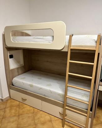 Letto a castello con scaletta e cassettoni