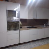 Cucina tavolo snack con sgabelli più tavolo