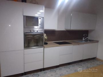 Cucina tavolo snack con sgabelli più tavolo