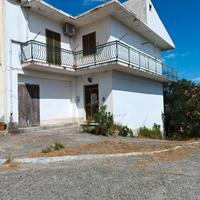 Fabbricato a tre piani con terreno di Ha 1.25.37