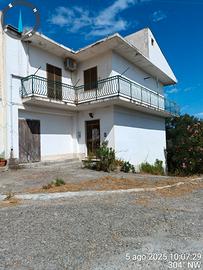 Fabbricato a tre piani con terreno di Ha 1.25.37