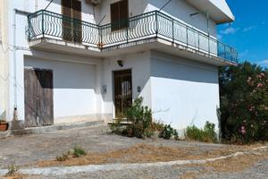 Fabbricato a tre piani con terreno di Ha 1.25.37