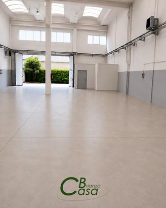 Desio capannone con area esterna