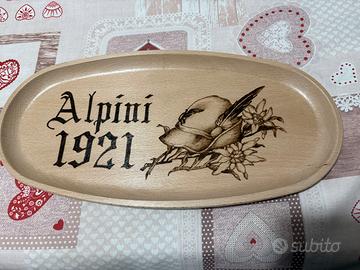 Vassoio ovale in legno chiaro, probabilmente faggi