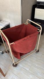 Carrello portabiancheria con ruote