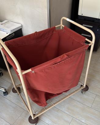 Carrello portabiancheria con ruote