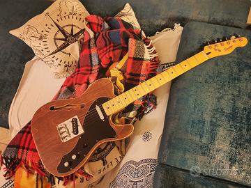 Chitarra elettrica hollow tipo Fender