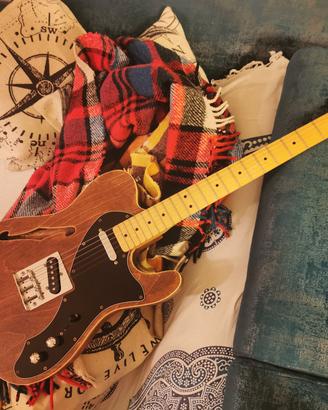 Chitarra elettrica hollow tipo Fender