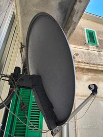 parabola satellitare completa di robusta staffa a 