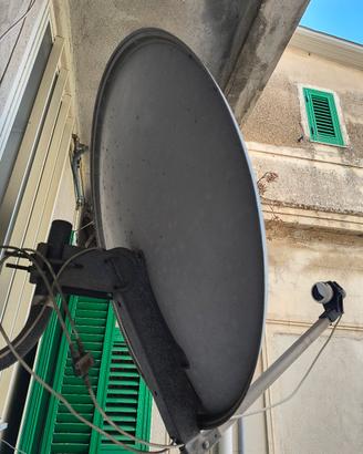 parabola satellitare completa di robusta staffa a 