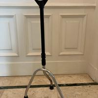 Tripode o bastone treppiede per anziano